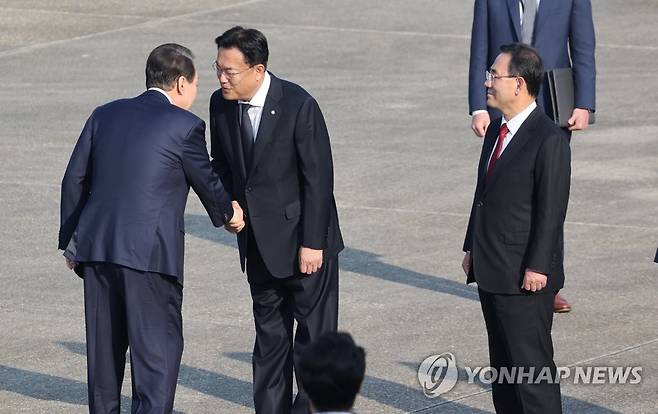 정진석 비대위원장과 악수하는 윤석열 대통령 (성남=연합뉴스) 안정원 기자 = 윤석열 대통령이 지난 11일 오전 아세안(ASEAN·동남아국가연합) 관련 정상회의 및 주요20개국(G20) 정상회의 등 다자회의 참석을 위해 성남 서울공항에 도착, 공군 1호기로 향하며 국민의힘 정진석 비상대책위원장(왼쪽부터), 주호영 원내대표등 환송 인사들과 악수하는 모습. 2022.11.11 jeong@yna.co.kr