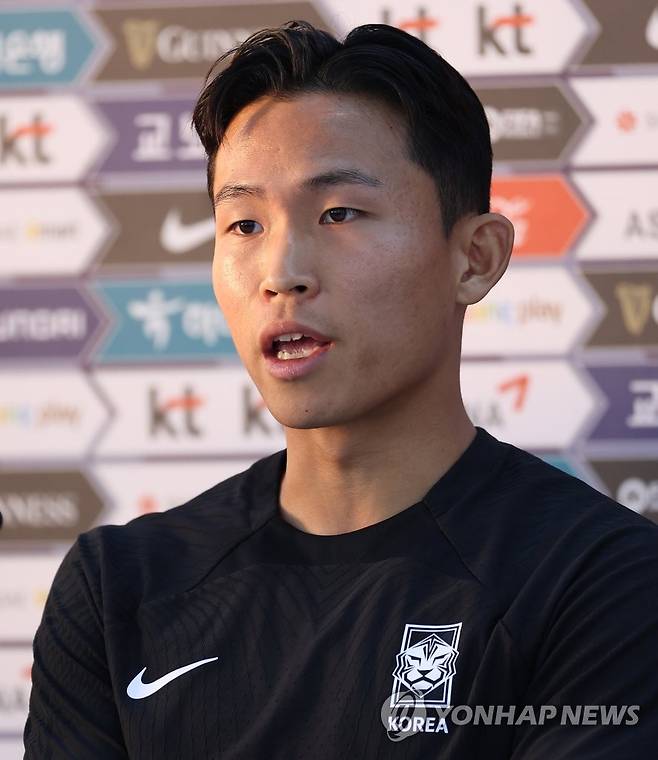 가나전 대비하는 축구 대표팀 정우영 (도하=연합뉴스) 임헌정 기자 = 2022 카타르 월드컵 조별리그 2차전 가나와 경기를 준비하는 대한민국 축구 대표팀의 정우영이 25일 오후(현지시간) 카타르 도하의 알에글라 훈련장에서 훈련에 앞서 취재진 질문에 답하고 있다. 2022.11.25 kane@yna.co.kr