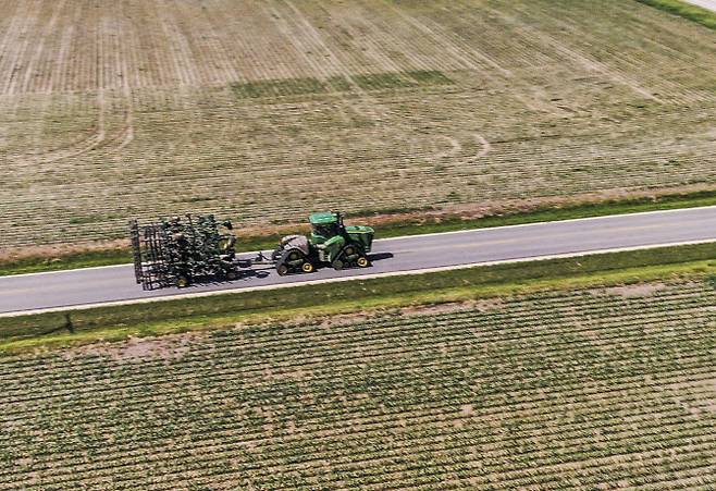 미국 일리노이주에 위치한 옥수수 경작지 사이로 트랙터가 지나가고 있는 모습. (사진=연합뉴스)