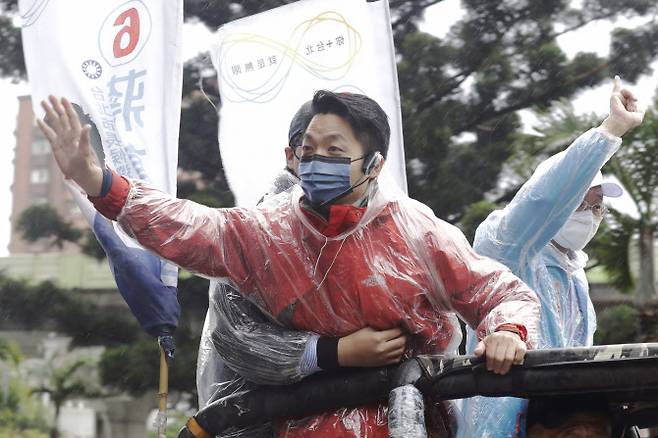 대만 야당인 국민당(KMT)의 장완안 타이베이 시장 후보가 지난 24일 타이베이 거리에서 환호하는 지지자들에게 인사하고 있다. (사진=뉴시스)