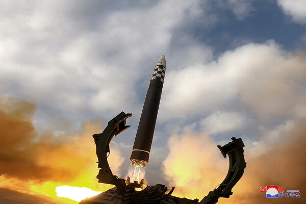 지난 19일 북한 조선중앙통신이 공개한 신형의 대륙간탄도미사일 화성-17형을 시험 발사 장면. 북한는 지난 18일 김정은 국무위원장의 지도 아래 신형의 대륙간탄도미사일을 시험 발사했다. (사진=연합뉴스)