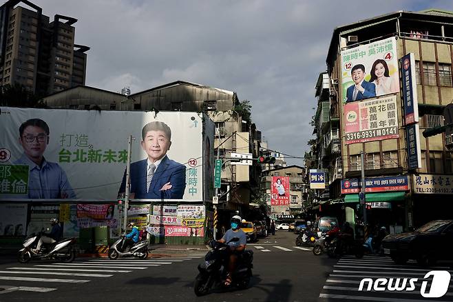 대만의 11·26 지방선거를 이 주 남짓 앞둔 14일 타이베이 거리에 포스터가 걸려 있다. 2022. 11. 14. ⓒ 로이터=뉴스1 ⓒ News1 최서윤 기자