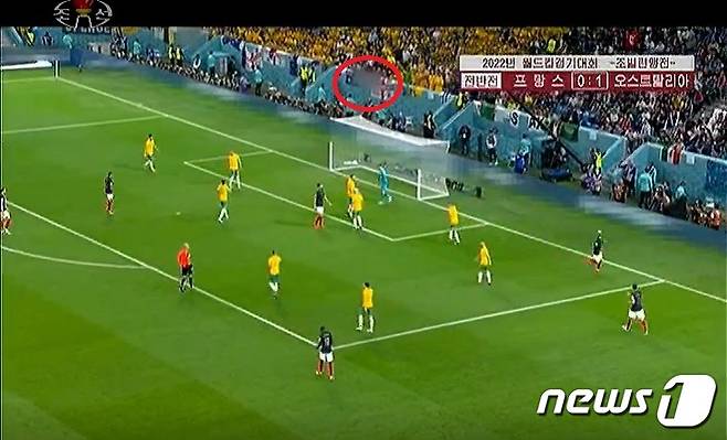 북한 조선중앙TV의 카타르 월드컵 녹화중계 방송 장면. 지난 23일 프랑스와 호수의 월드컵 예선 경기를 방영했지만 우리나라 기업인 현대자동차의 광고는 모두 가렸다. (조선중앙TV 갈무리)