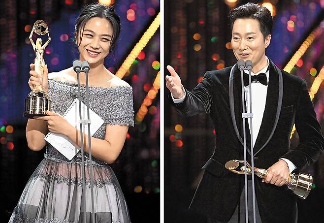 25일 서울 KBS홀에서 열린 제43회 청룡영화상에서 영화 ‘헤어질 결심’의 배우 탕웨이(왼쪽)와 박해일이 나란히 남녀 주연상을 받았다. /허상욱 스포츠조선 기자