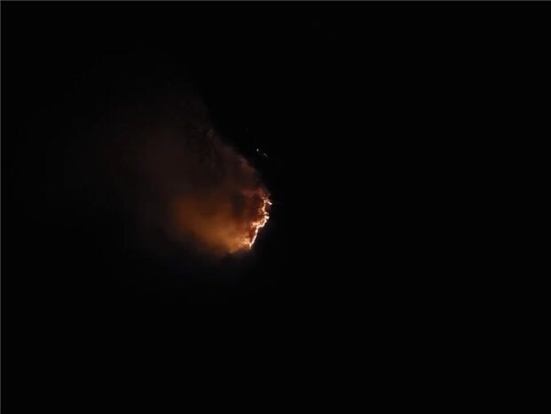 25일 오후 7시 전북 완주군 운주면에서 발생한 산불. 소방청은 26일 헬기 6대를 투입했다. /산림청