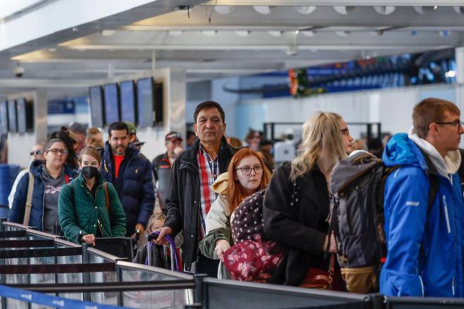 미국 시카고 오헤어 국제공항을 찾은 여행객들의 모습./AFP연합뉴스