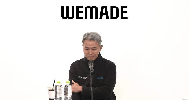 지난 25일 장현국 위메이드 대표가 온라인 기자간담회에서 위믹스 상장 폐지의 부당함에 대해 발언하던 중 눈물을 흘리고 있다. /유튜브 캡처