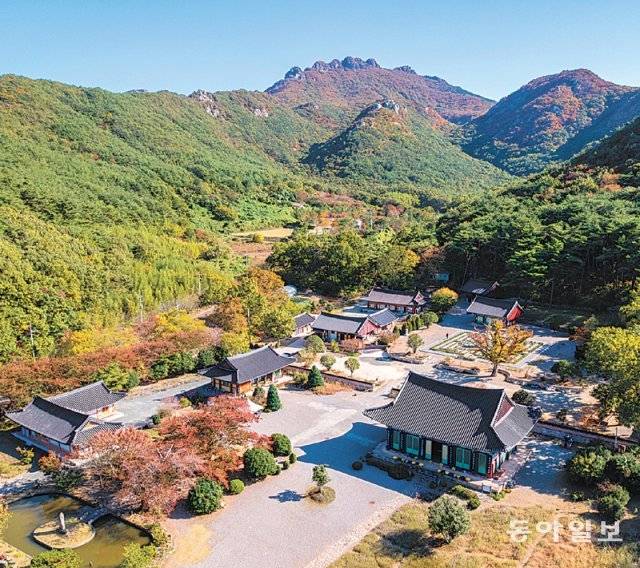 능가사(점암면 성기리)는 8개 봉우리가 공룡의 등 돌기처럼 불거져나온 팔영산(사진 가운데 위)을 감상하기에 좋은 포인트다.