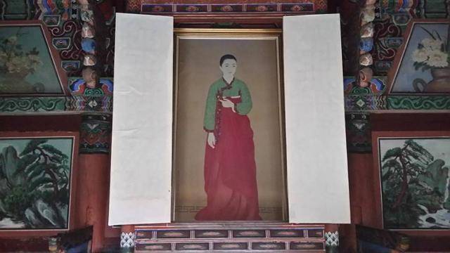 전북 남원 광한루원 내 춘향사에 걸린 미인도 형태의 춘향 초상화. 박신영 작가