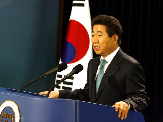 노무현 전 대통령이 2006년 국민 담화를 발표하고 있다. 한국일보 자료사진