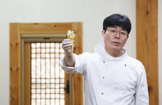 지난 22일 경북 안동에서 열린 'K푸드 해외 음식 축제 참여를 위한 음식 메뉴 개발 시식회'에서 '대구살 감자요리와 안동 간고등어 앙상블'을 설명하는 박찬일 셰프.