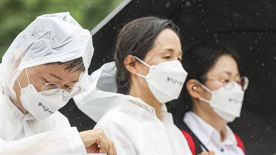 첫 정기 휴가를 나와 극단적 선택을 한 고 조준우 일병의 어머니 강경화씨(왼쪽)가 30일 오전 서울 서초동 법원삼거리에서 당시 사건을 부실 수사한 의혹을 받는 군 수사관의 처벌을 촉구하는 내용의 기자회견을 하고 있다. 연합뉴스