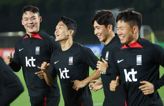 축구대표팀 측면수비수 윤종규(오른쪽 두 번째)가 오현규 나상호 권창훈(왼쪽부터) 등과 함께 러닝하며 밝게 웋고 있다. 연합뉴스