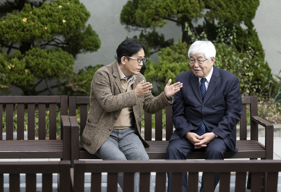 ‘손기정 대담’을 나눈 데라시마 교수(오른쪽)와 김정효 교수. 정준희 기자
