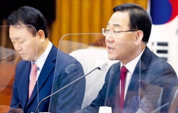 주호영 국민의힘 원내대표(오른쪽)가 25일 국회에서 열린 원내대책회의에서 발언하고 있다.  /뉴스1