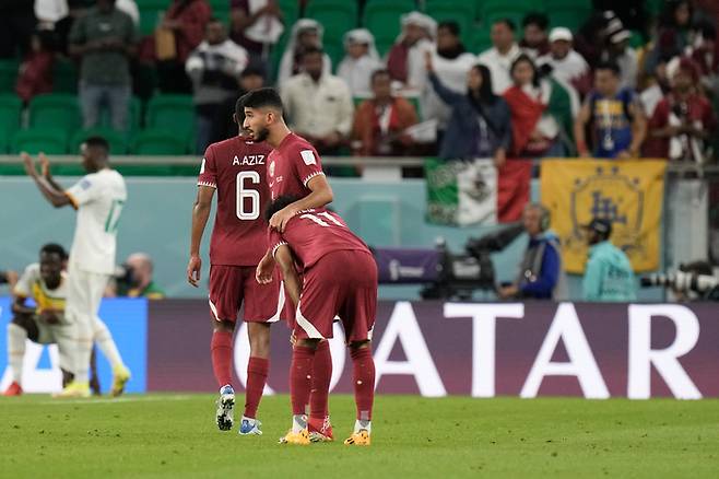 카타르 선수들이 25일 카타르월드컵 A조 조별리그 세네갈과의 2차전에서 1-3으로 패해 2연패로 조별리그에서 탈락하자 아쉬워하고 있다. 도하 | AP연합뉴스