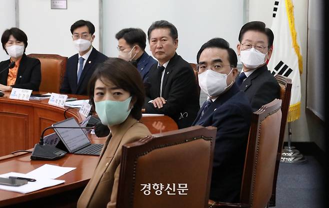 이재명 더불어민주당 대표(왼쪽에서 세번째), 박홍근 원내대표(왼쪽에서 두번째)를 비롯한 최고위원들이 지난 23일 국회에서 열린 최고위원회의에서 이태원 참사 유자족 기자회견 영상을 보고 있다. 박민규 선임기자