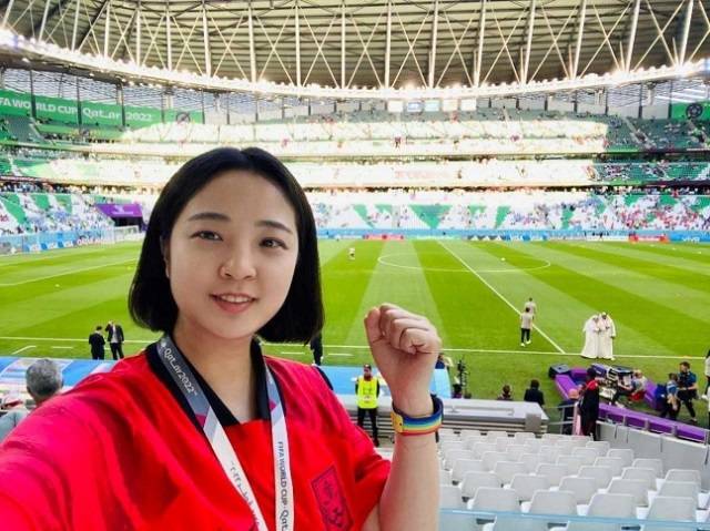 카타르 출장 중 기념사진을 찍은 류호정 정의당 의원. 류 의원 페이스북 캡처