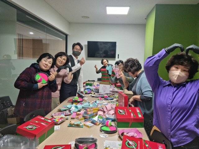 주안교회 성도들이 지난 20일 우크라이나와 필리핀 아이들에게 보낼 선물상자를 포장하고 있다. 주안교회 제공