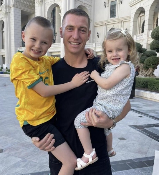 호주 대표팀 미철 듀크가 아들 잭슨(왼쪽), 딸 클로이양과 카타르 월드컵이 열리는 도하에서 사진을 찍고 있다. [미사진=연합뉴스]