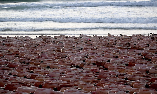 호주 시드니 본다이 해변에서 피부암 정기 검진을 촉구하기 위해 약 2천 500명의 참가자가 집단 누드 촬영을 하고 있다. / 사진=연합뉴스
