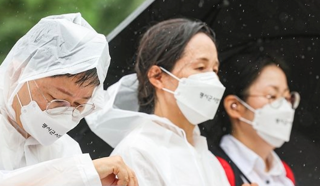 30일 조준우 일병의 어머니(왼쪽)가 서울 서초동 법원삼거리에서 사망 사건을 부실 수사한 의혹을 받는 군 수사관의 처벌을 촉구하는 내용의 기자회견을 하고 있다. / 사진=연합뉴스