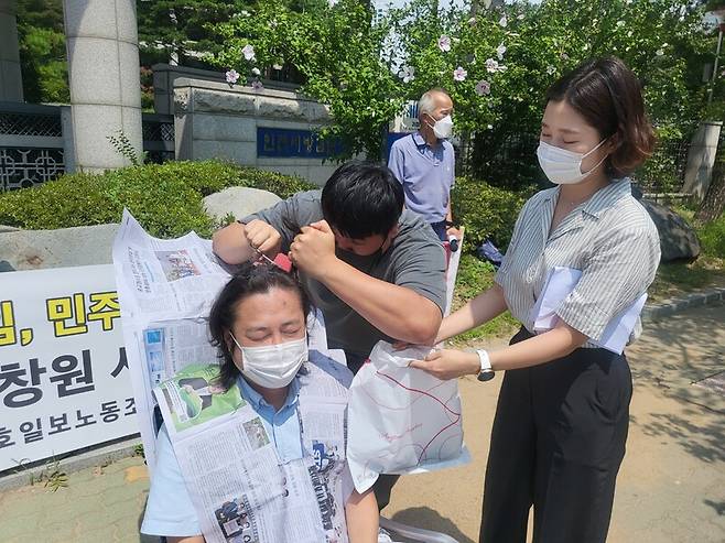 ▲민주노총 인천지역일반노조 기호일보분회 등은 지난 8월17일 인천지방법원 앞에서 기자회견을 열고 한창원 기호일보 사장의 업무상 배임, 노조법 위반 혐의 엄벌을 촉구했다. 이창호 분회장은 이날 삭발했다. 기호일보분회 제공