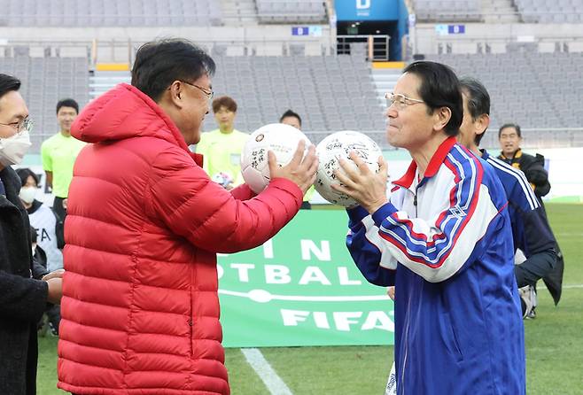 싸인볼 교환하는 정진석 (왼쪽)국회의원축구연맹 회장