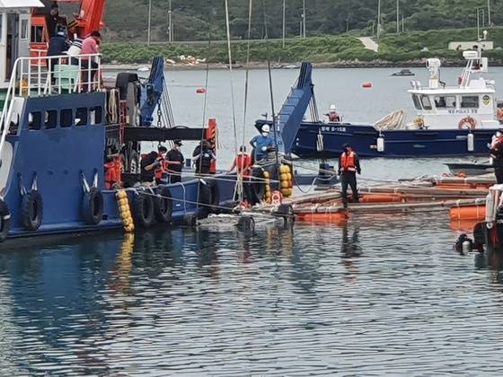 (완도=뉴스1) 김동수 기자 = 29일 오전 전남 완도군 신지면 송곡항 인근 앞바다에서 해경과 경찰 관계자들이 최근 실종된 조유나양(10) 일가족의 아우디 차량을 인양하고 있다.2022.6.29/뉴스1