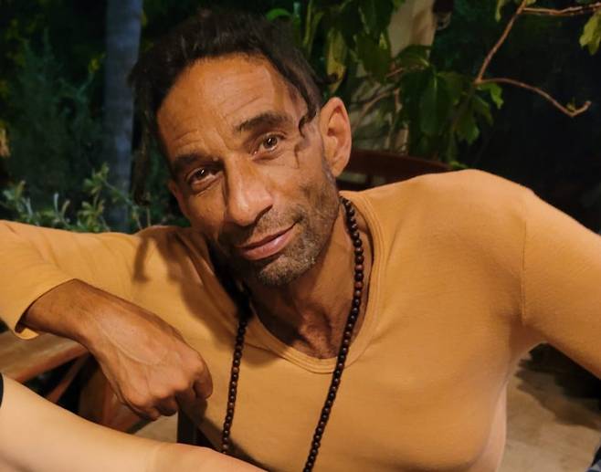 폴 엑스타인 작가.