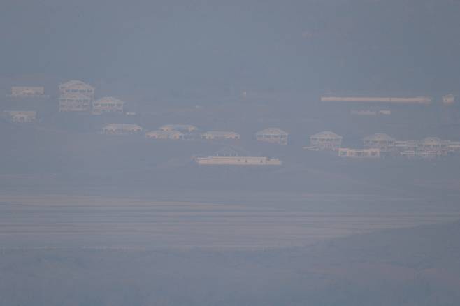 지난 18일 경기도 파주시 오두산 통일전망대에서 바라본 북한 황해북도 개풍군 일대가 흐릿하다. [연합]