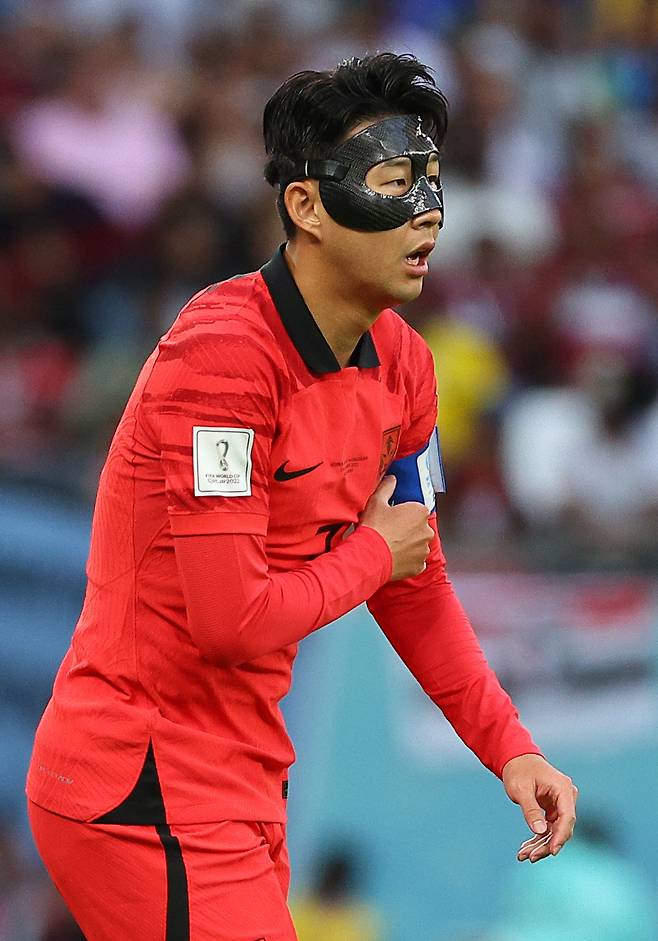 24일 오후(현지시간) 카타르 알라이얀의 에듀케이션 시티 스타디움에서 열린 2022 카타르 월드컵 조별리그 H조 1차전 대한민국과 우루과이 경기에서 손흥민이 흘러내린 주장 완장을 올리고 있다. [연합]