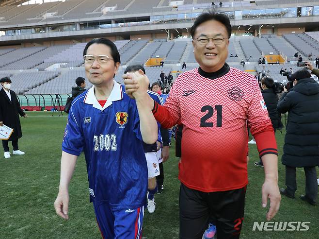 [서울=뉴시스] 전진환 기자 = 정진석(국민의힘) 국회의원 축구연맹 회장과 에토 세이시로 일한의원축구연맹 회장이 26일 오후 서울 마포구 상암동 서울월드컵경기장에서 열린 제12회 한·일 국회의원 축구대회에서 손을 잡고 경기장으로 들어오고 있다. 2022.11.26. amin2@newsis.com