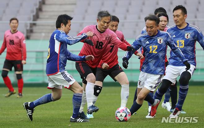 [서울=뉴시스] 전진환 기자 = 김승남 더불어민주당 의원이 26일 오후 서울 마포구 상암동 서울월드컵경기장에서 열린 제12회 한·일 국회의원 축구대회에서 일본 의원들을 제치고 드리블을 하고 있다. 2022.11.26. amin2@newsis.com