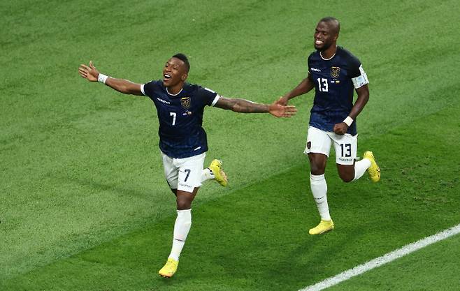 동점골을 터뜨린 에콰도르 엔네르 발렌시아(왼쪽). 연합뉴스