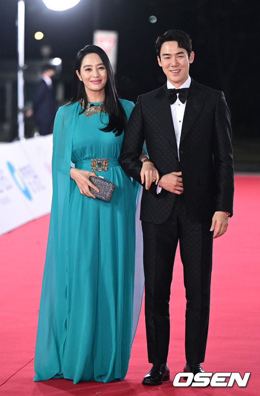 Actress Kim Hye-soo graced the Blue Dragon Film Awards by showing off her long hair.Kim Hye-soo went to Yoo Yeon-seok and MC at the 43rd Blue Dragon Film Awards Awards held at KBS Hall, Yeouido, Yeongdeungpo-gu, Seoul on the afternoon of the 26th.He has been in charge of the 14th Blue Dragon Film Awards since 1993, and he has been reborn as the 29th Blue Dragon Goddess.Kim Hye-soo, who chose a blue emerald-colored long pants costume, appeared in Red Carpet with an escort of Yoo Yeon-seok, who has been breathing for five years.In the second part, she showed off her elegance and beauty with a pink dress.Kim Hye-soo has transformed into his own instagram story before the awards, overwhelming those who see it as a pure and sexy force.Kim Hye-soo was Kim Hye-soo, which is why the visual praise was poured out.The proceedings were also impeccable: Kim Hye-soo led the awards with a neat, seamless progression and added a touch of warmth by lavishly praising and congratulating the winners.In particular, Tang Wei was touched by tears as he watched Jeong Hoon-hees  ⁇  The Fog  ⁇  celebration stage.Because of Kim Hye-soo, this years Blue Dragon Film Awards were finished without any major problems.On the other hand, Park Chan-wooks decision to break up at the awards received the most trophies, including Best Director, Best Picture, Best Actress, Screenplay, Music Award, and Chung Jung Won Popular Star Award.DB, Blue Dragon Film Awards