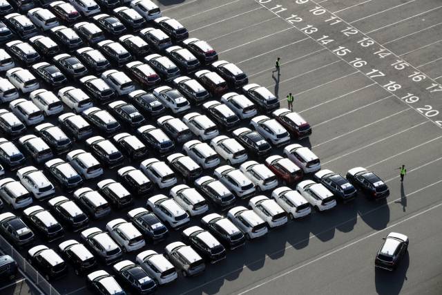 민주노총 공공운수노조 화물연대가 총파업에 돌입한 24일 오후 광주 서구 기아 오토랜드 광주2공장 완성차주차장에서 카캐리어 가동률이 떨어지며 완성차가 쌓여가고 있다. /연합뉴스