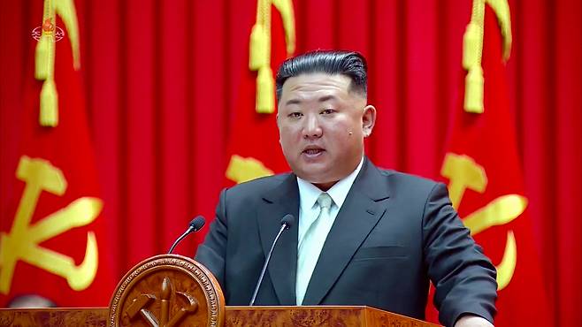 김정은 북한 국무위원장이 노동당 중앙간부학교를 방문해 기념강의를 했다고 조선중앙TV가 지난달 18일 보도했다.ⓒ연합뉴스