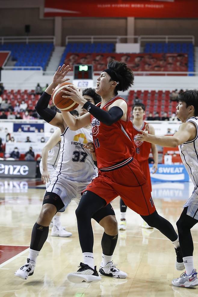 26일 KCC전에서 돌파를 시도하는 현대모비스 이우석.(빨간색 유니폼) [KBL 제공. 재판매 및 DB 금지]