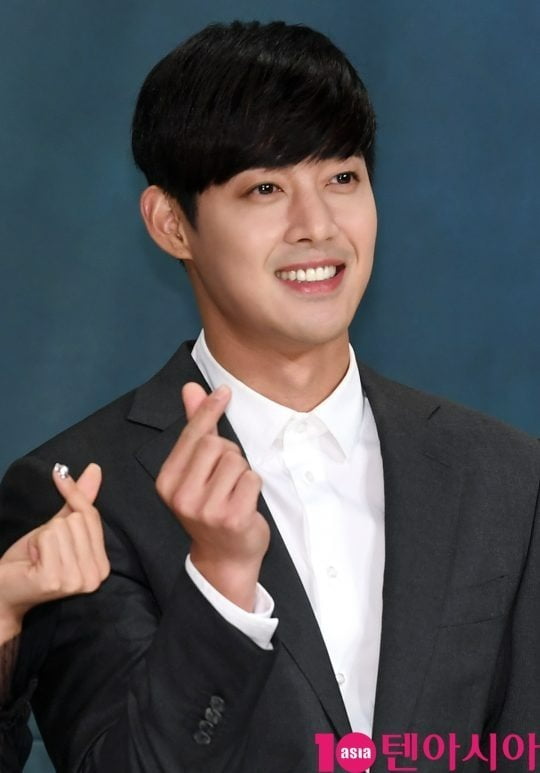 As singer and actor Kim Hyun-joong announced his first entertainment appearance after marriage, it was revealed that his wife, who was known only as a non-entertainer, was First Love, which Kim Hyun-joong often mentioned in entertainment in the past.Kim Hyun-joong will be the fourth guest in MBN entertainment Hot Goodbye broadcasted on the 28th.I married this year, my wife gave birth two months ago and became a father, he said. I met my wife for the first time in 14 years old, and I have been meeting and breaking up since my second year in high school.His wife, Kim Hyun-joongs First Love, is the same as Kim Hyun-joong until his birthday.He said, It is a way to give back to my wife to keep my family well.Kim Hyun-joong said of the son who was born two months ago, At first, everything was scary, but now Diaper grinds well and Bath is good, adding, I was so shocked when my child was born.Kim Hyun-joong, who first met at the age of 14 and scored in a marriage at 37.With the attention of First Love in 23 years, Kim Hyun-joongs remarks in entertainment are being reexamined again.Kim Hyun-joong appeared on SBS Ambition Man when he was working as SS501 in 2006 and said, I was dating a girl at first sight when I was in the first grade of middle school.Kim Hyun-joong came to the middle school from the first grade to the third grade at the middle school almost every day.It was to make a meeting that pretended to be a coincidence with the idea that someday I will come to eat.I also succeeded in finding out the school where First Love goes, but I did not have the courage to Confessions, so I watched it from a distance, handed the umbrella to a passing kid for First Love who did not bring an umbrella on a rainy day, He said he had called a collect call to hear his voice.The first love was done at the end of the third grade.Kim Hyun-joong finally made a phone call after deciding to give up her unrequited love, and First Love already knew Kim Hyun-joong existed. Kim Hyun-joong had the courage to think that it was the last time, and I got involved with him. Kim Hyun-joong, who naturally broke up with his debut, also said that he was a homosexual with First Love. My surname is a rare surname with Yeonam Kim.But when I found out, First Love was like me, he said. Moreover, it was a distant relative when I looked at the number of siblings. In an interview with Unique Entertainment News in 2009, Kim Hyun-joong mentioned First Love and said, I have been harassed by some netizens leaving malicious comments on her mini-homepage after the incident was revealed on the Internet. I am now like First Love and Friend, and I often listen to each others troubles. Kim Hyun-joong, who overturned the entertainment industry in 2015 due to controversy over former girlfriend violence and injury charges, pregnancy and abortion.Kim Hyun-joong, who has been in love with First Love and marriage in 23 years and has even embraced son, has warmed him up in the privacy controversy.Attention is drawn to his marriage story with his wife, whom he will confuse.