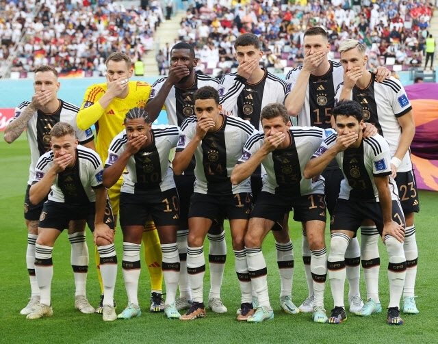 지난 23일 카타르 알라이얀의 할리파 인터내셔널 스타디움에서 열린 2022 카타르 월드컵 조별리그 E조 독일과 일본의 경기에서 독일 선수들이 무지개 완장을 금지한 FIFA에 항의하기 위해 손으로 입을 가린 채 사진 촬영에 나서고 있다.(사진=연합뉴스)