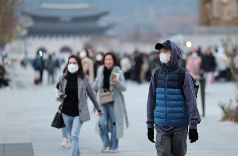 가을비가 내린 뒤 쌀쌀한 날씨를 보이는 지난 13일 오후 서울 광화문광장에서 두툼한 옷을 입은 시민들이 길을 걷고 있다. (사진=연합뉴스)