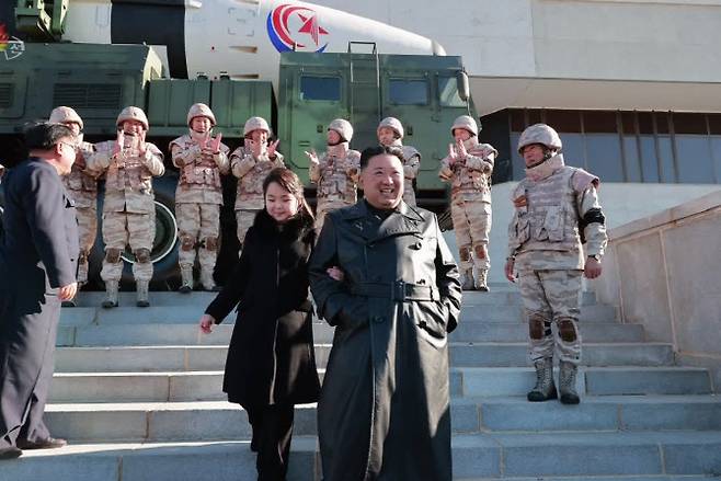 북한 김정은 국무위원장이 둘째 딸과 함께 지난 18일 있었던 대륙간탄도미사일(ICBM) ‘화성-17형’ 발사에 참여했던 공로자들을 격려하고 있다. (사진=조선중앙통신)