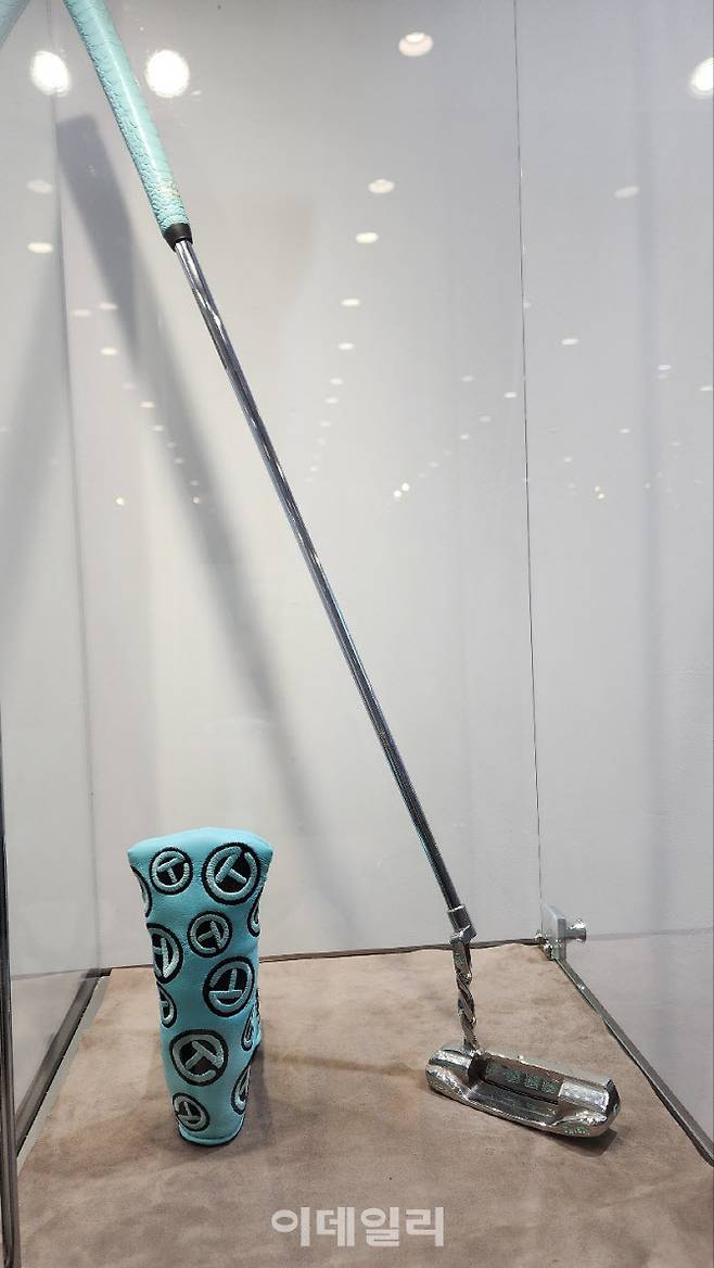 서울 강남구 도산공원 골프트렌드2018 매장에 전시된 스카티 카메론 특별 제작 제품. 이 제품은 스카티 카메론이 지난 2008년 손수 제작해 소장가에게 선물한 GSS 트위스트넥 티파니 스템핑 제품으로 손잡이는 악어 가죽으로 제작됐다. 제품 가격은 2억원을 호가한다. (사진=백주아 기자)