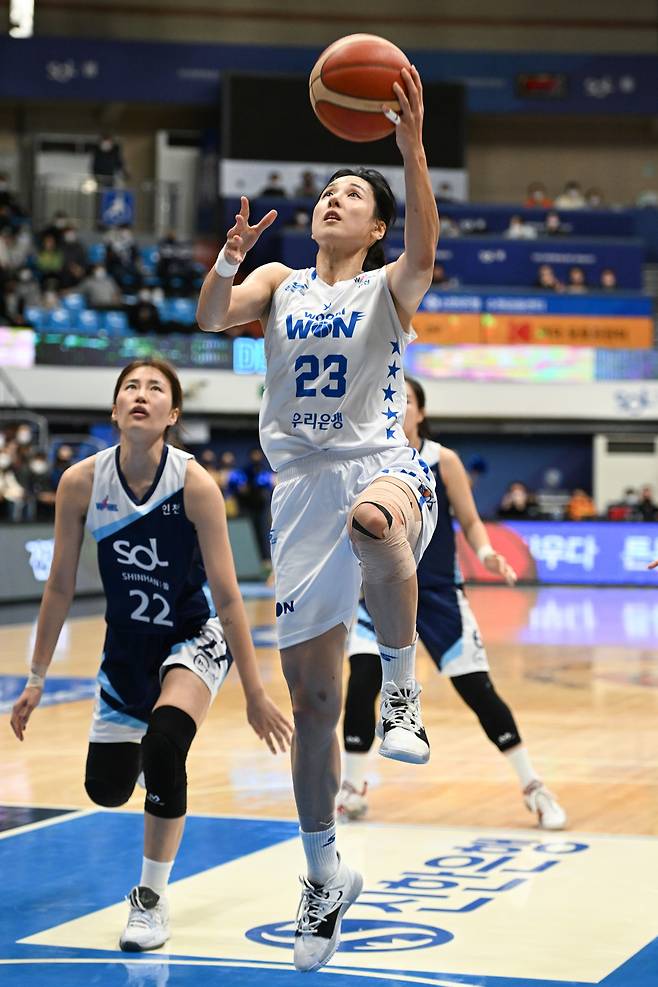 27일 열린 신한은행과의 정규리그 경기에 출전한 우리은행의 김단비 사진=WKBL 제공