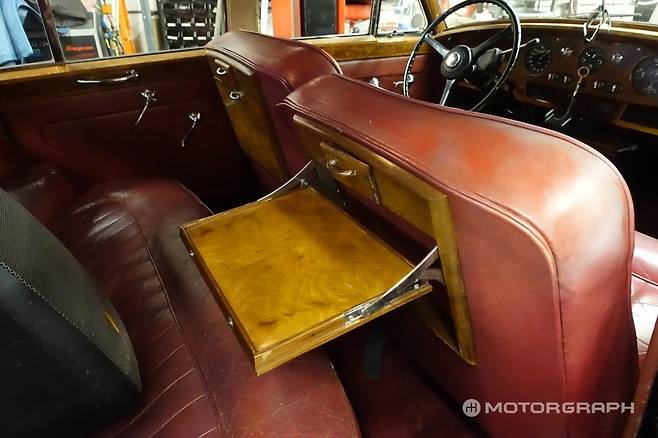 뒷좌석 테이블은 최상급 원목으로 만들어져있다.