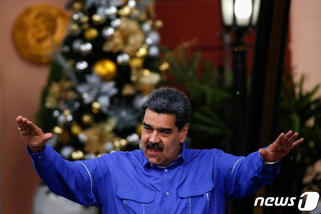 니콜라스 마두로 베네수엘라 대통령이 지난 10월12일(현지시간) 카라카스의 미라플로레스 궁전에서 원주민 단체 대표들과 만나고 있다. 2022.10.12/뉴스1 ⓒ 로이터=뉴스1 ⓒ News1 김민수 기자