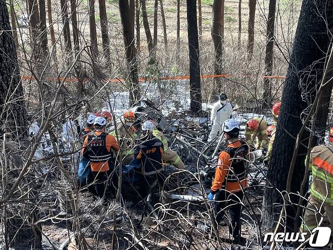 27일  오전 10시 50분쯤 강원 양양군 현북면 어성전리 명주사 인근에서 헬기가 추락했다는 신고가 소방에 접수됐다. (양양군 제공)