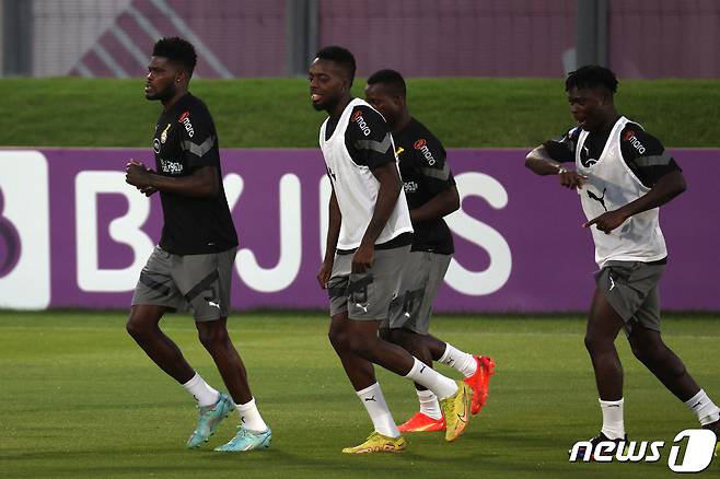토마스 파티와 이나키 윌리엄스를 비롯한 가나 축구대표팀 선수들이 26일 오후(현지시간) 카타르 아스파이어 존 훈련장에서 훈련하고 있다. 2022.11.27/뉴스1 ⓒ News1 이광호 기자