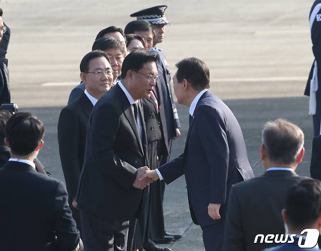 윤석열 대통령이 11일 오전 경기 성남 서울공항에서 아세안(ASEAN·동남아국가연합) 관련 정상회의 및 주요 20개국(G20) 정상회의 등 다자 회의 참석차 출국하기에 앞서 정진석 국민의힘 비상대책위원장과 인사를 나누고 있다. 2022.11.11/뉴스1 ⓒ News1 송원영 기자